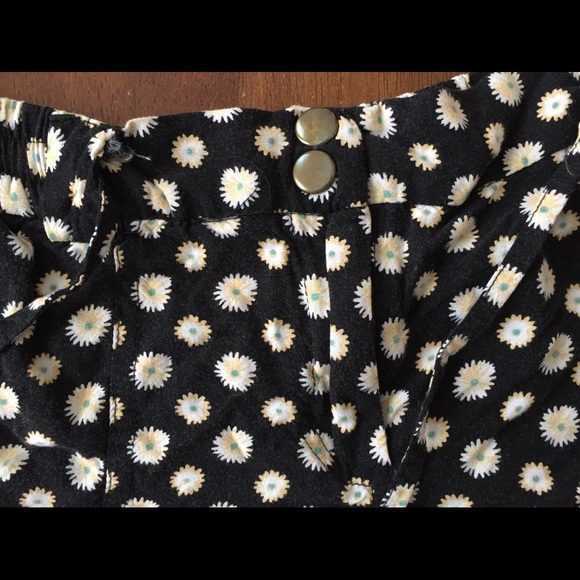 Daisy black shorts - Picture 3 of 4
